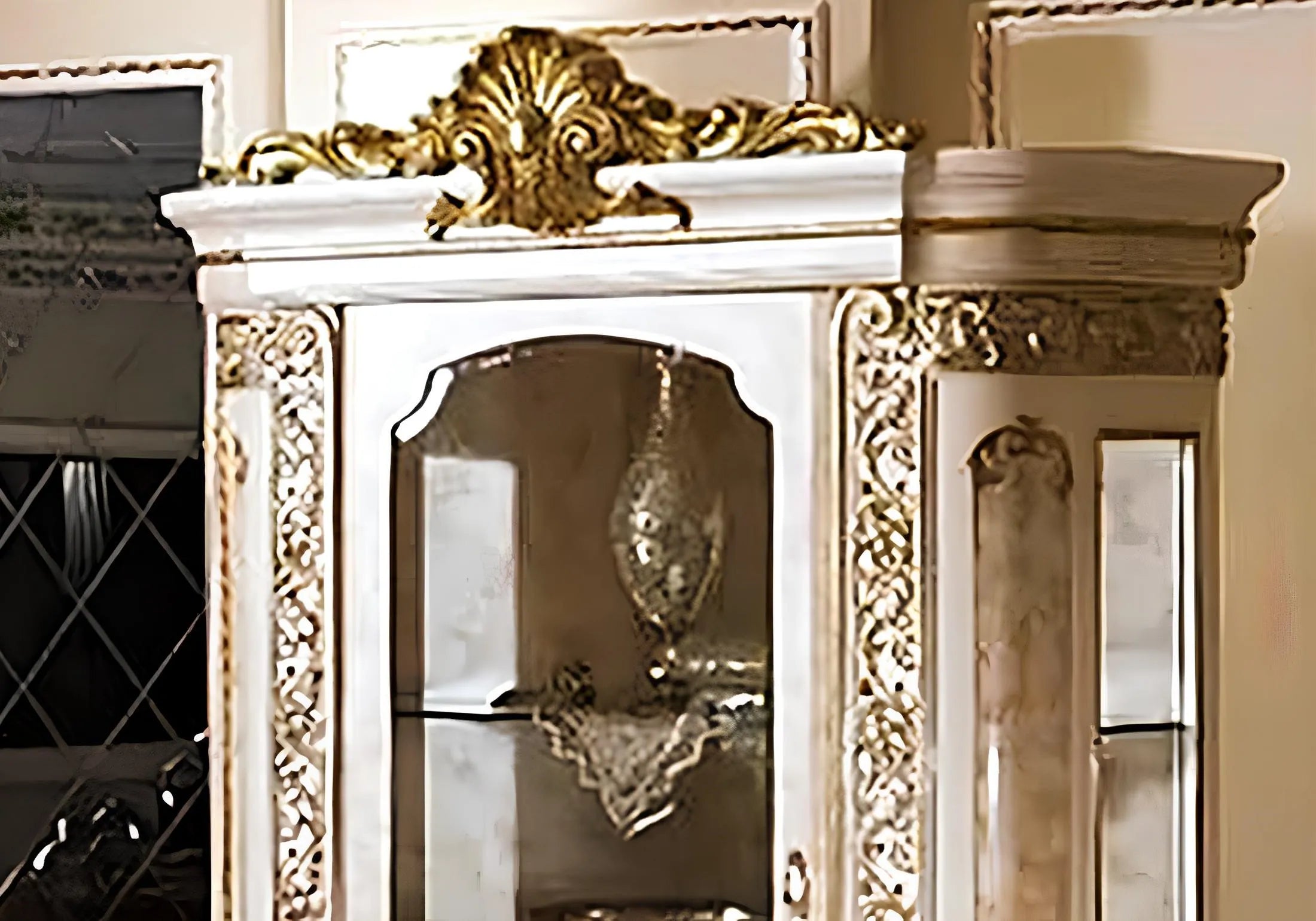 Luxury Design Exquisite Carving Vitrine