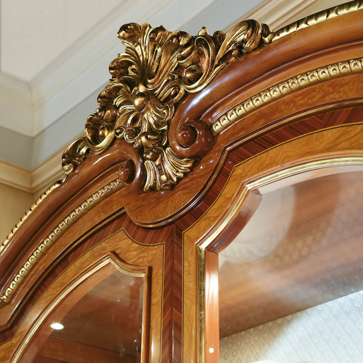 Luxury Design Traditional Vitrine